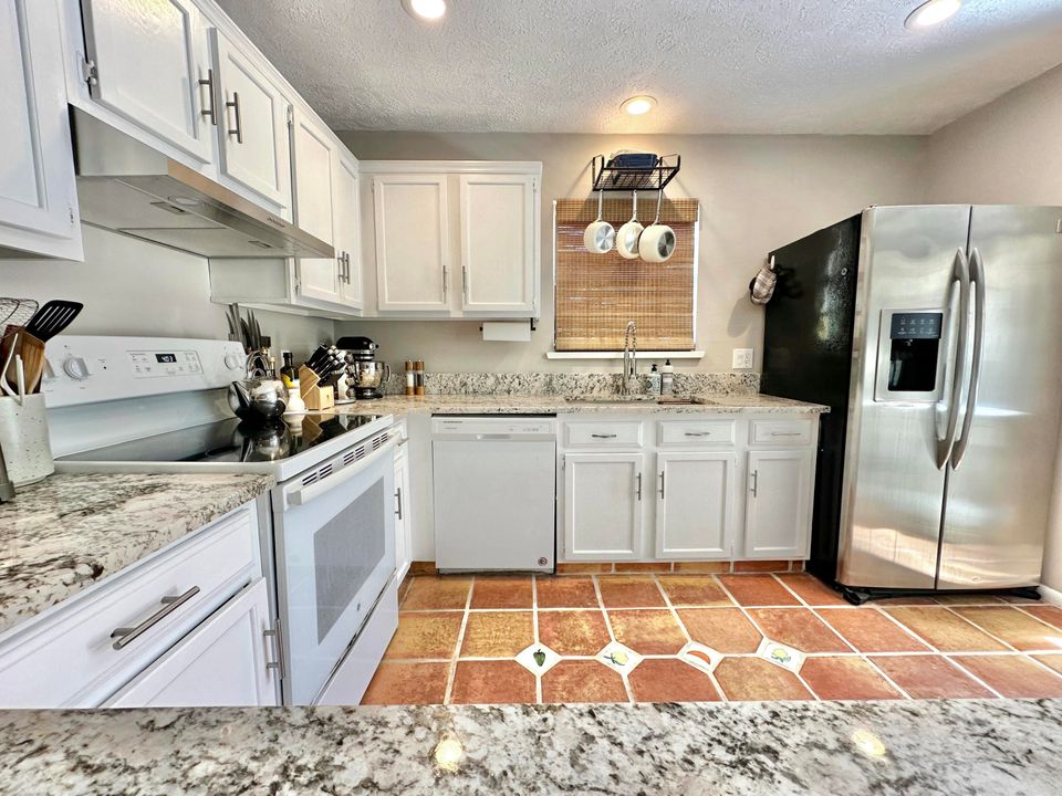 For Rent: $2,300 (2 beds, 2 baths, 1384 Square Feet)