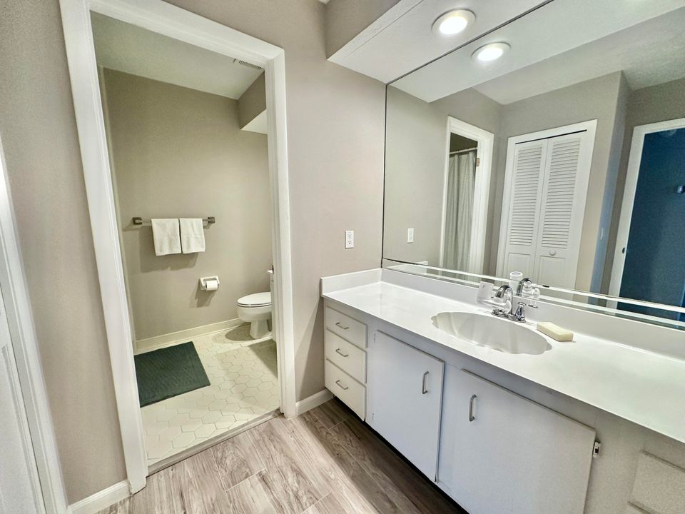 For Rent: $2,300 (2 beds, 2 baths, 1384 Square Feet)