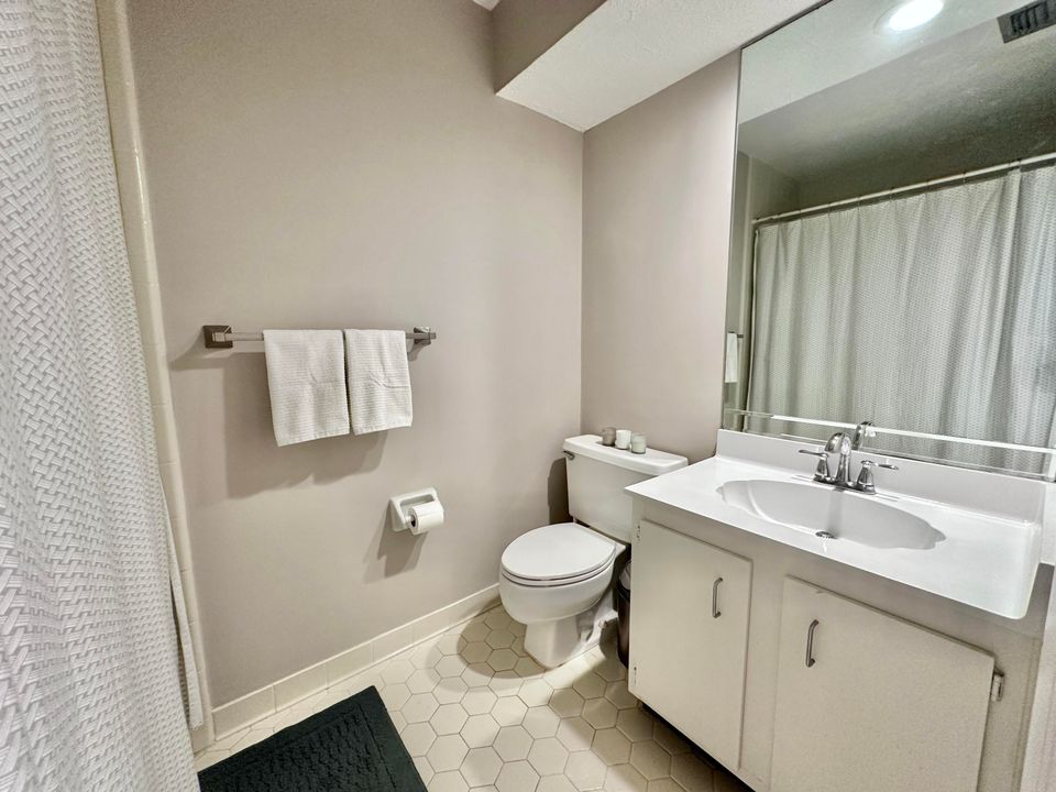 For Rent: $2,300 (2 beds, 2 baths, 1384 Square Feet)