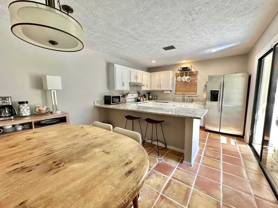 For Rent: $2,300 (2 beds, 2 baths, 1384 Square Feet)