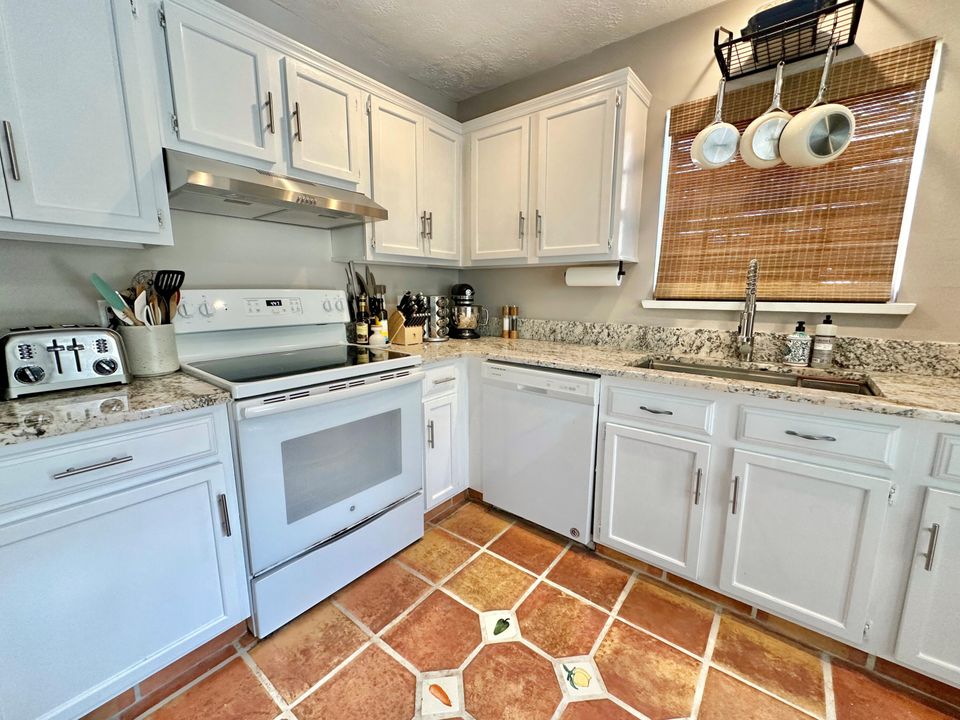 For Rent: $2,300 (2 beds, 2 baths, 1384 Square Feet)