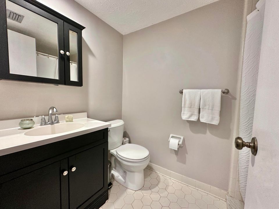 For Rent: $2,300 (2 beds, 2 baths, 1384 Square Feet)