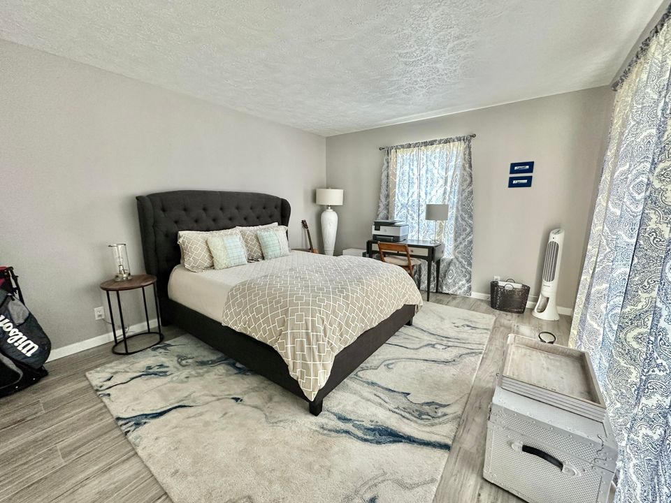 For Rent: $2,300 (2 beds, 2 baths, 1384 Square Feet)