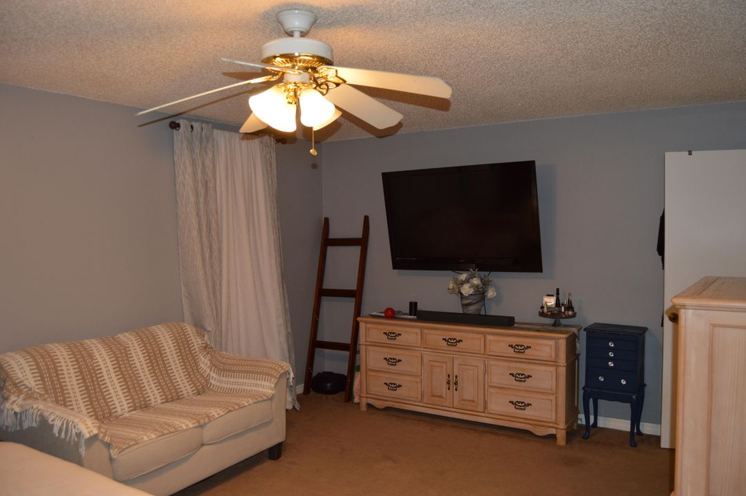 En Venta: $415,000 (4 camas, 2 baños, 2026 Pies cuadrados)