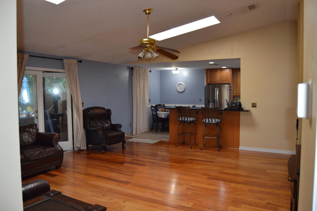 En Venta: $415,000 (4 camas, 2 baños, 2026 Pies cuadrados)