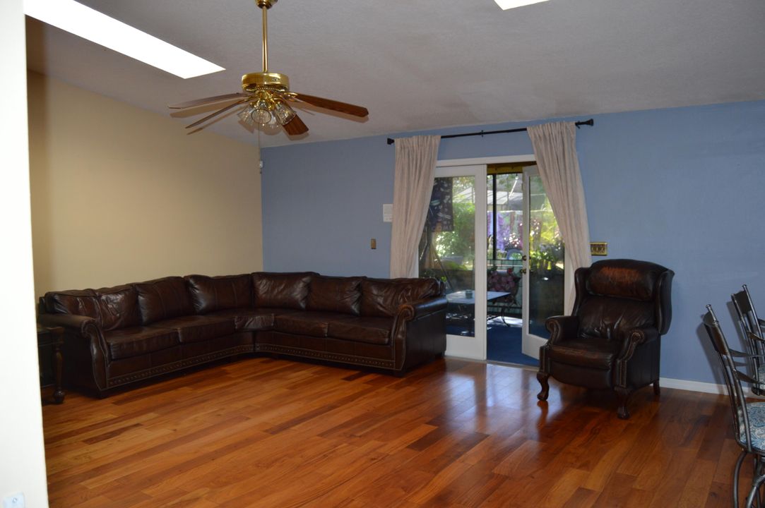 En Venta: $415,000 (4 camas, 2 baños, 2026 Pies cuadrados)