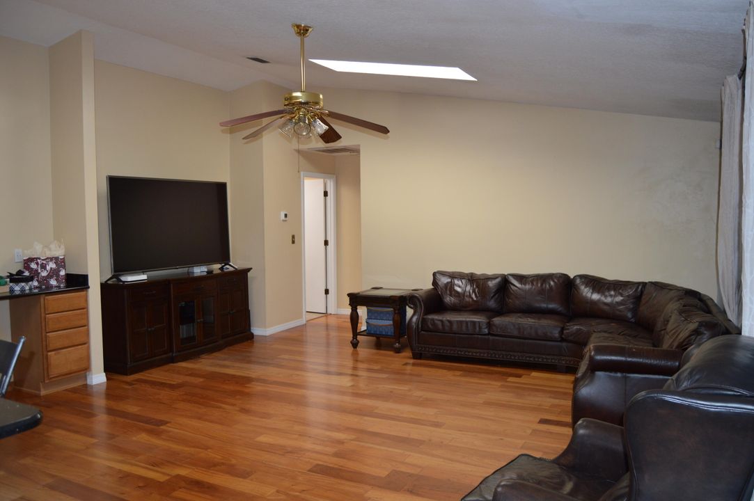 En Venta: $415,000 (4 camas, 2 baños, 2026 Pies cuadrados)