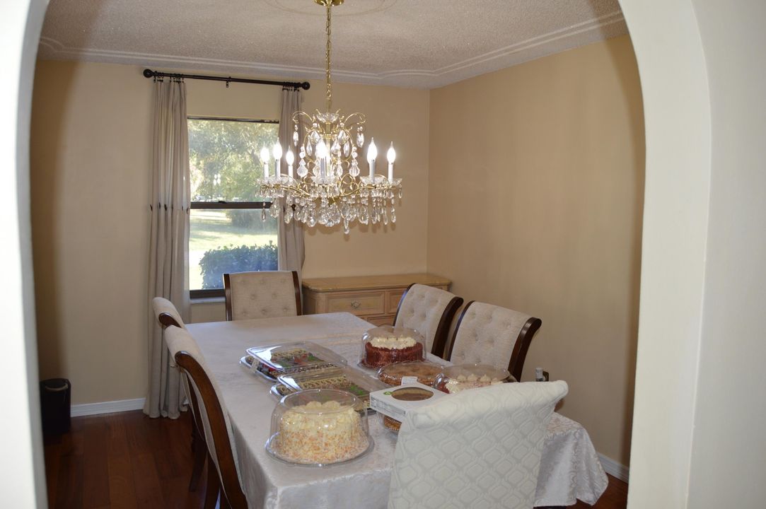 En Venta: $415,000 (4 camas, 2 baños, 2026 Pies cuadrados)