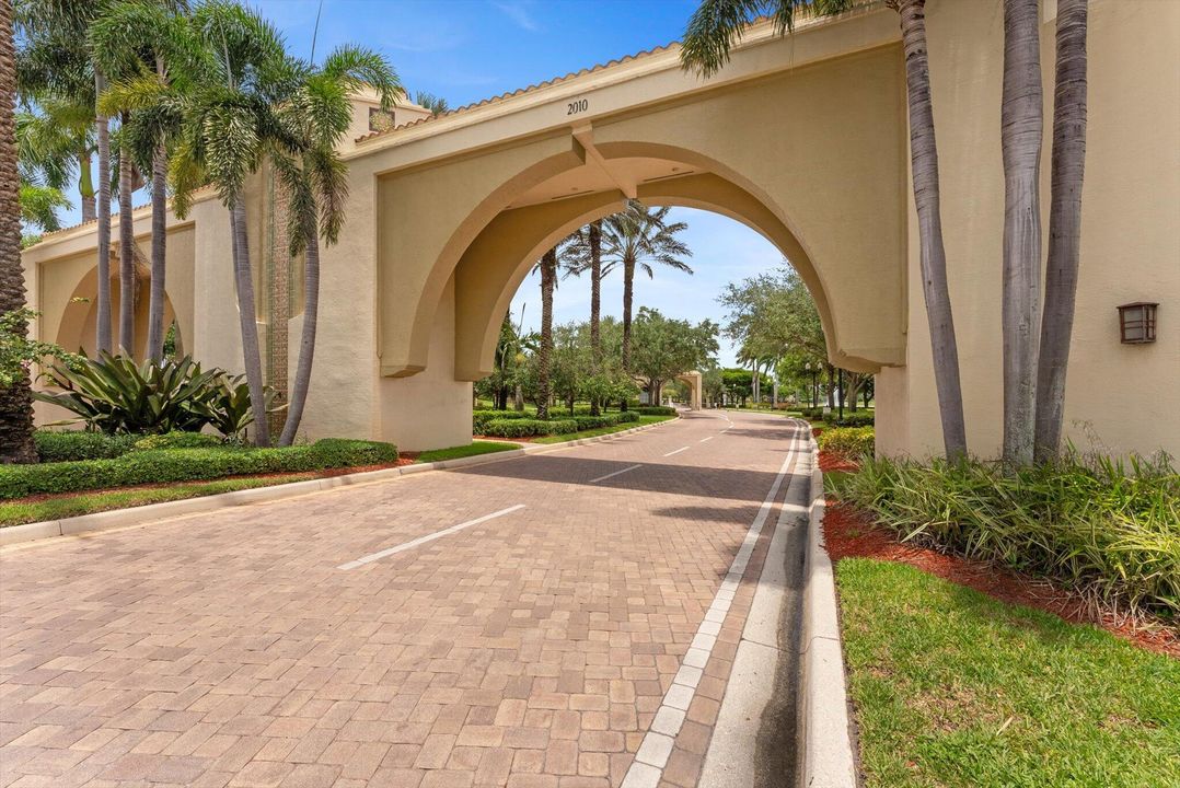 For Sale: $795,000 (4 beds, 4 baths, 2955 Square Feet)