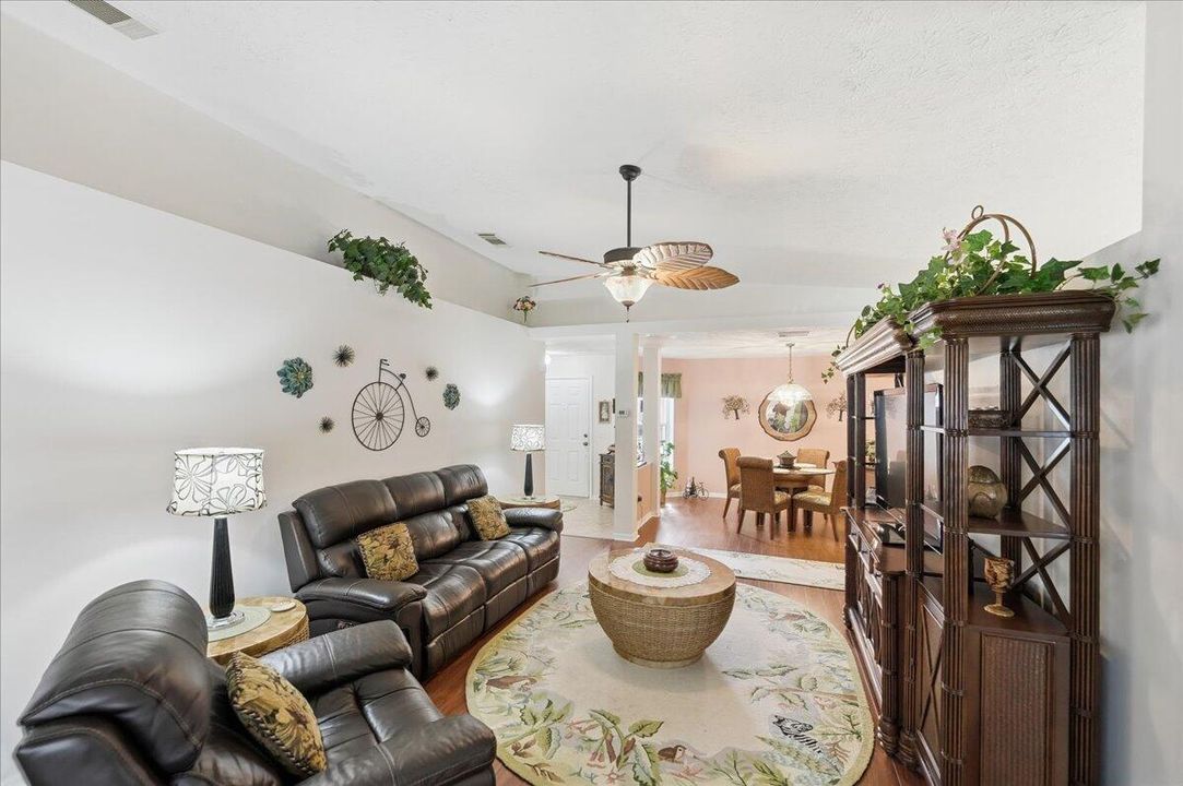 For Sale: $349,321 (3 beds, 2 baths, 1955 Square Feet)