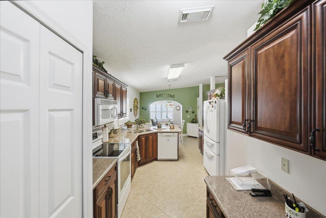 For Sale: $349,321 (3 beds, 2 baths, 1955 Square Feet)