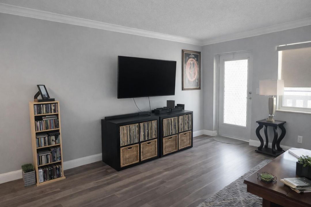 待售: $83,000 (1 贝兹, 1 浴室, 570 平方英尺)