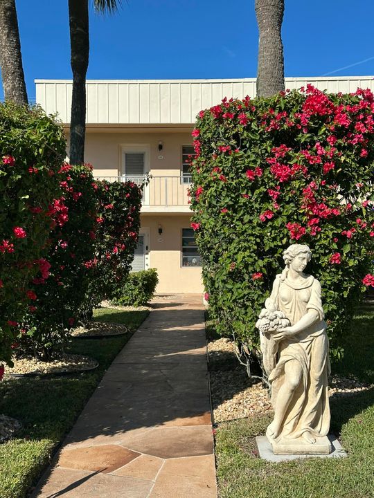 For Sale: $89,500 (2 beds, 2 baths, 907 Square Feet)