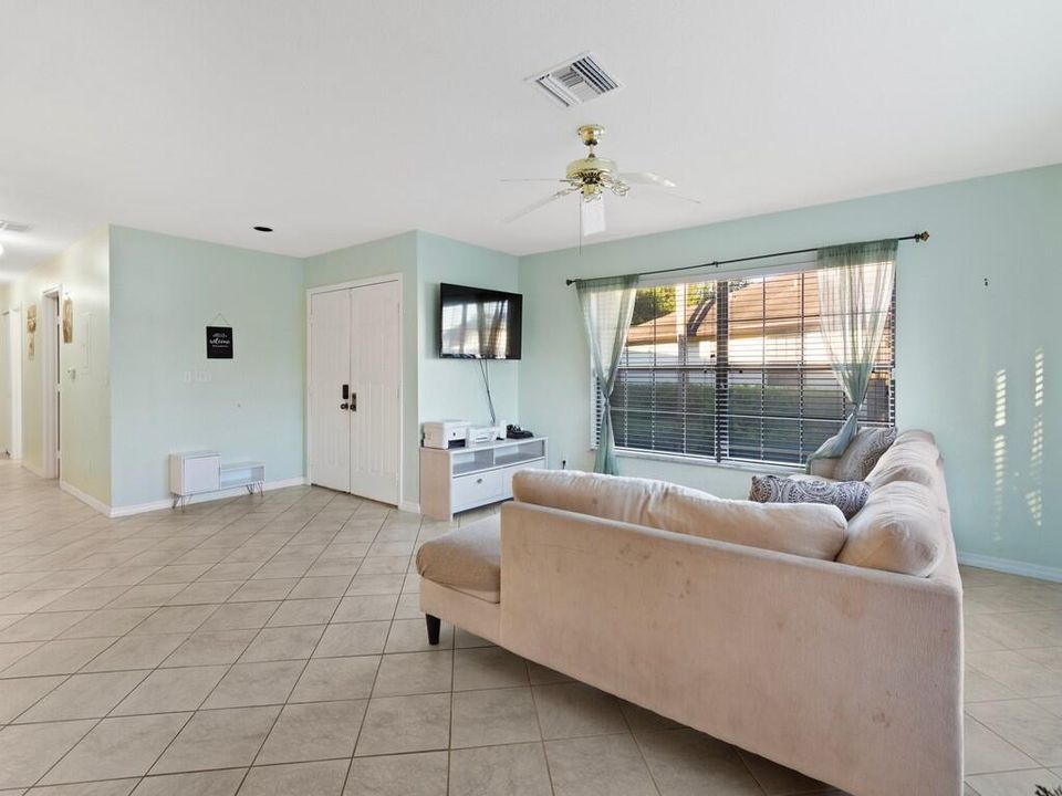 出租: $2,150 (3 贝兹, 2 浴室, 1411 平方英尺)