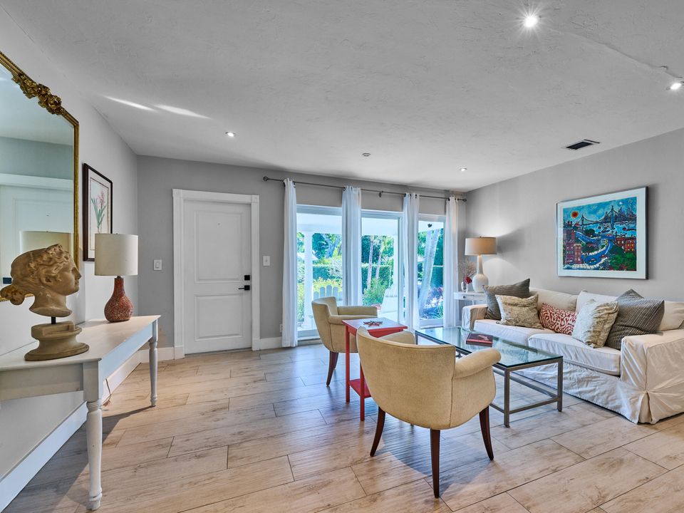 出租: $7,200 (3 贝兹, 3 浴室, 1923 平方英尺)