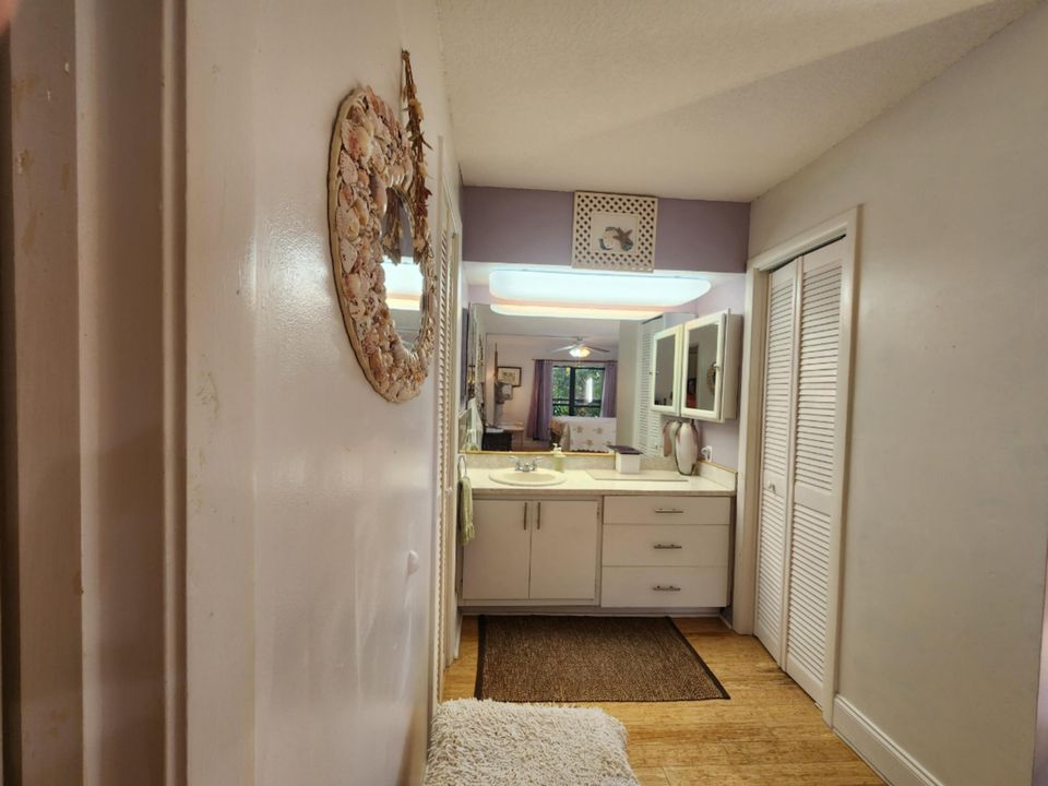 For Sale: $275,000 (2 beds, 2 baths, 1056 Square Feet)