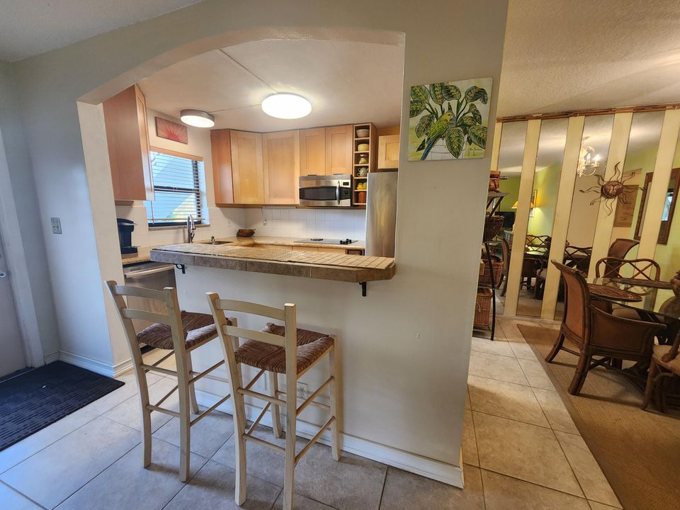 For Sale: $275,000 (2 beds, 2 baths, 1056 Square Feet)