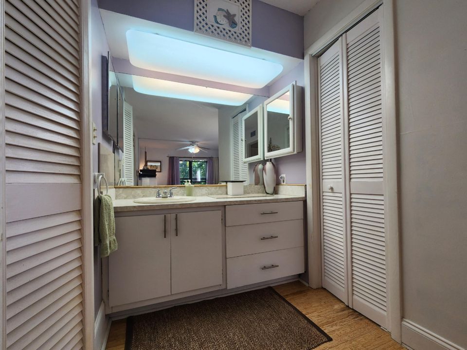 For Sale: $275,000 (2 beds, 2 baths, 1056 Square Feet)