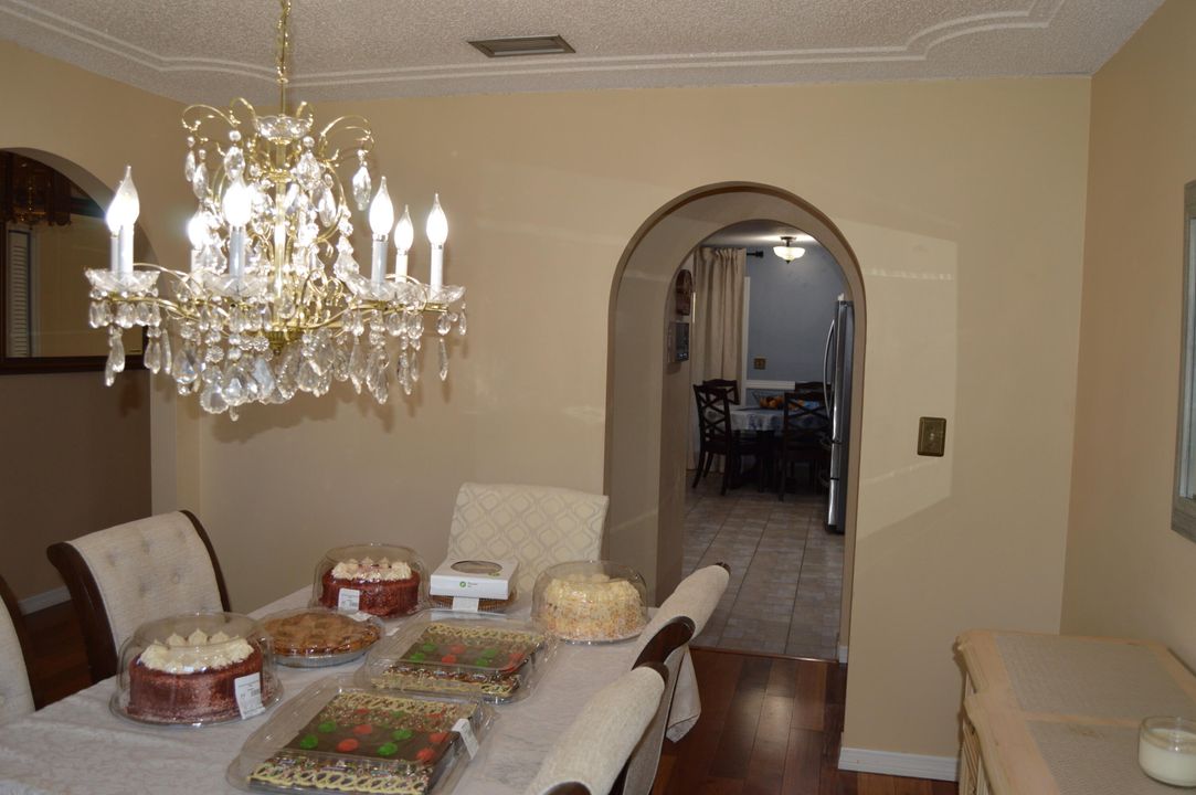 待售: $415,000 (4 贝兹, 2 浴室, 2026 平方英尺)