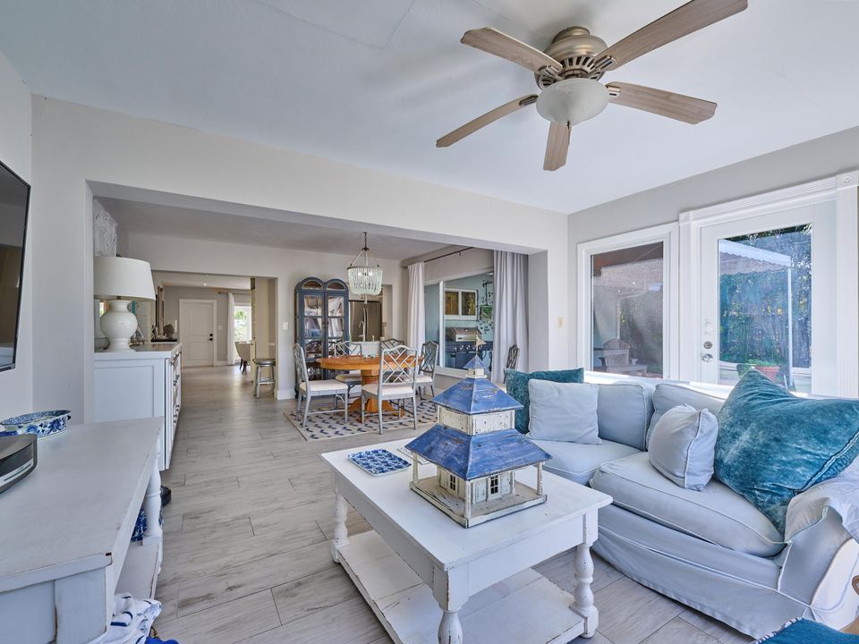 出租: $7,200 (3 贝兹, 3 浴室, 1923 平方英尺)