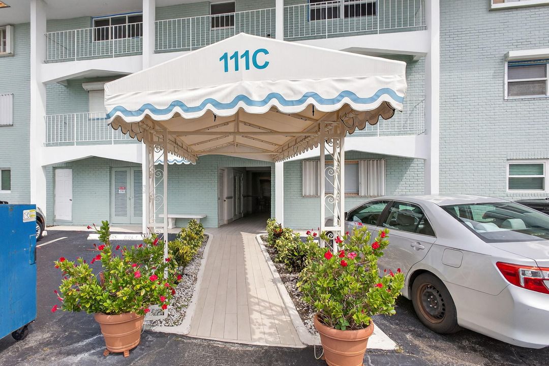 待售: $299,000 (2 贝兹, 2 浴室, 944 平方英尺)