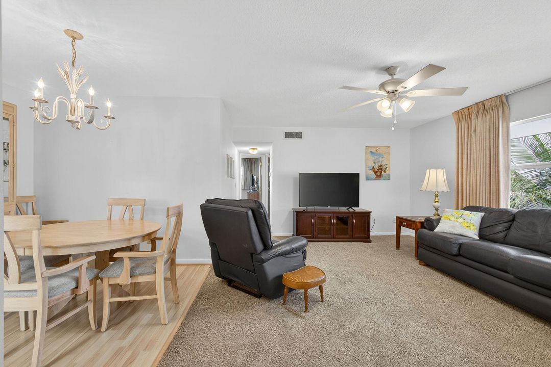 待售: $299,000 (2 贝兹, 2 浴室, 944 平方英尺)