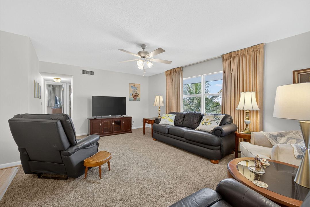 待售: $299,000 (2 贝兹, 2 浴室, 944 平方英尺)