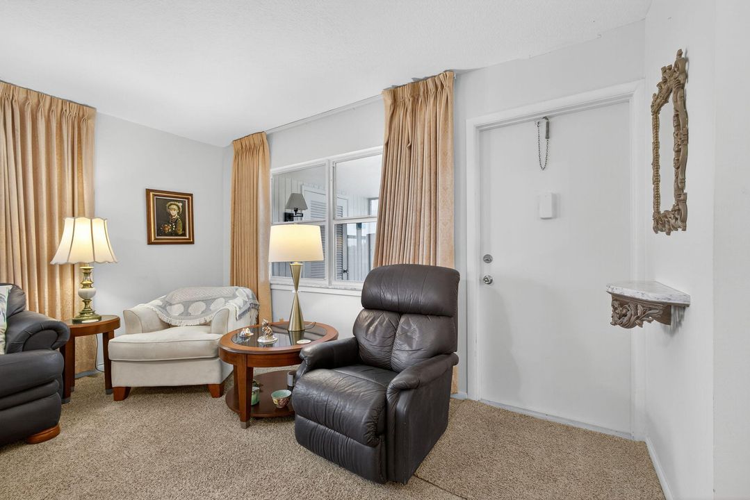 待售: $299,000 (2 贝兹, 2 浴室, 944 平方英尺)