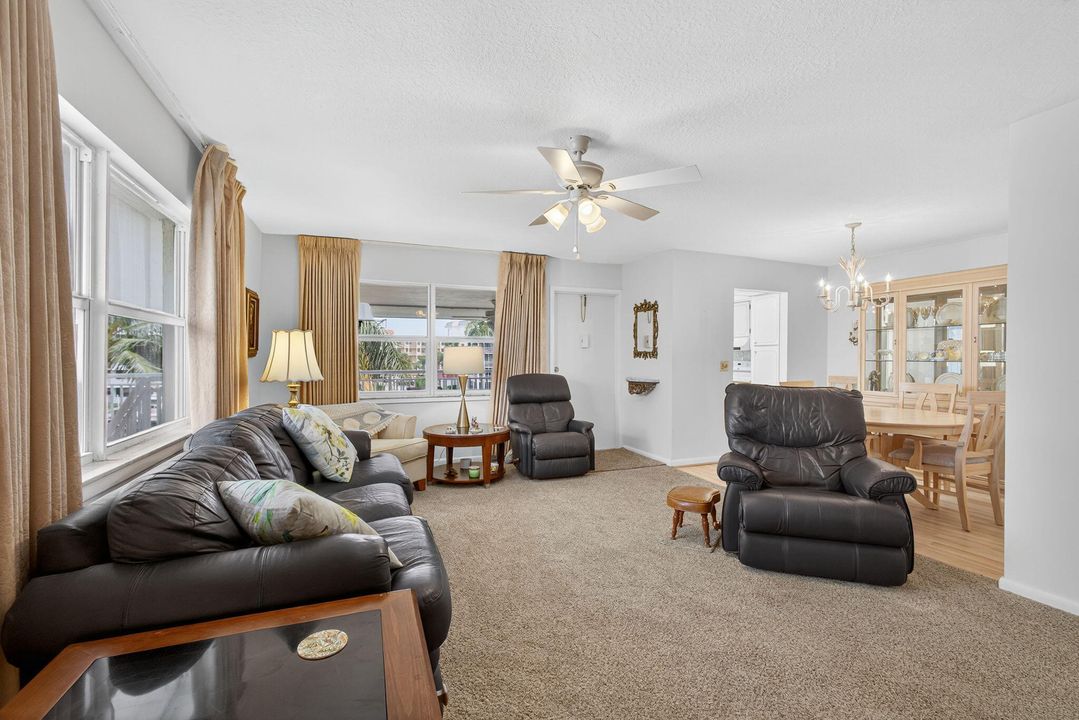 待售: $299,000 (2 贝兹, 2 浴室, 944 平方英尺)