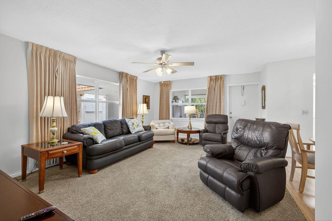 待售: $299,000 (2 贝兹, 2 浴室, 944 平方英尺)