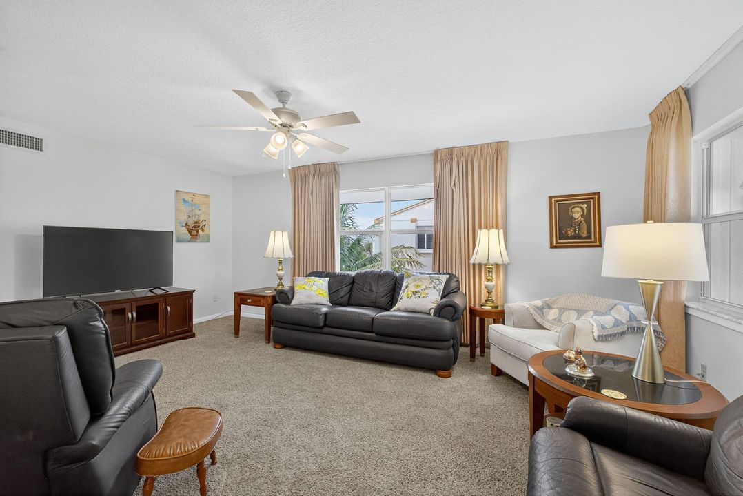 待售: $299,000 (2 贝兹, 2 浴室, 944 平方英尺)