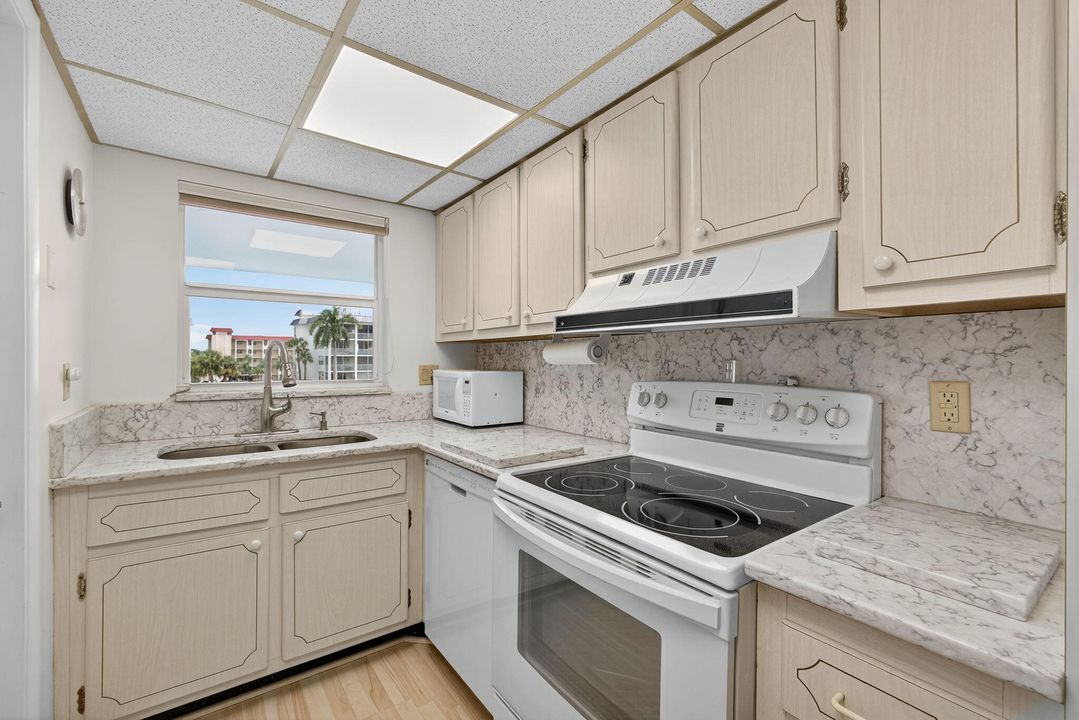 待售: $299,000 (2 贝兹, 2 浴室, 944 平方英尺)