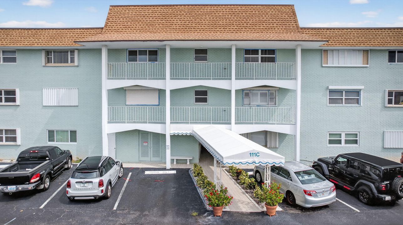 待售: $299,000 (2 贝兹, 2 浴室, 944 平方英尺)