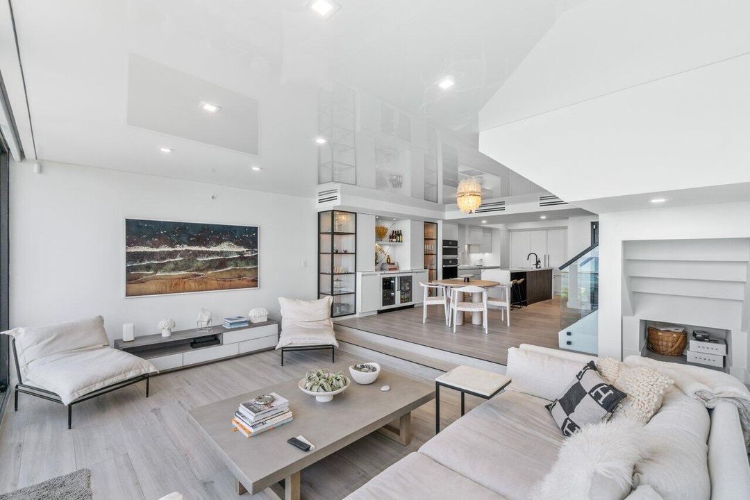 For Sale: $3,995,000 (3 beds, 2 baths, 1824 Square Feet)