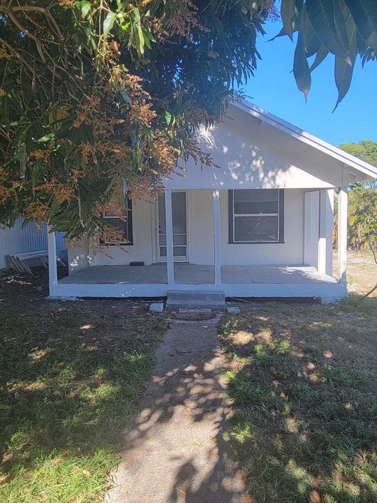 For Sale: $399,999 (2 beds, 1 baths, 1002 Square Feet)