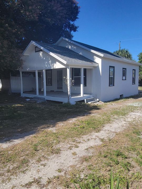 For Sale: $399,999 (2 beds, 1 baths, 1002 Square Feet)