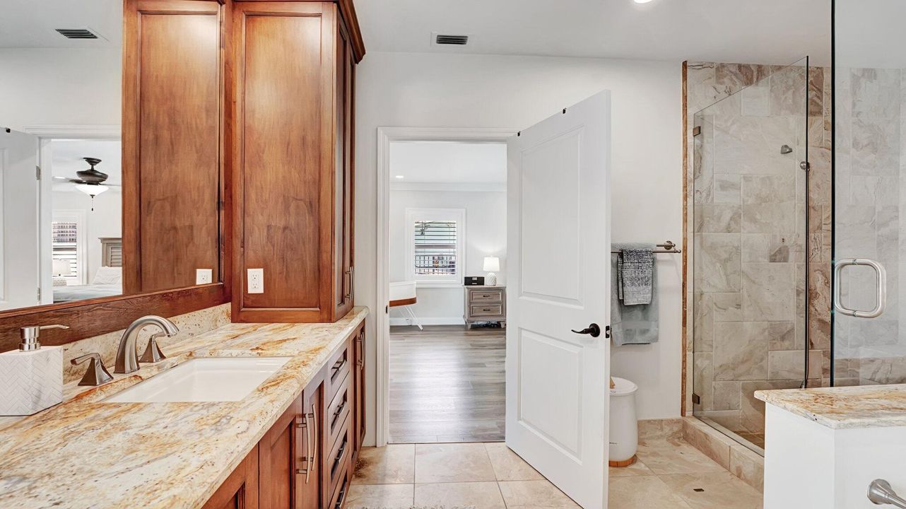 待售: $2,000,000 (3 贝兹, 2 浴室, 2070 平方英尺)