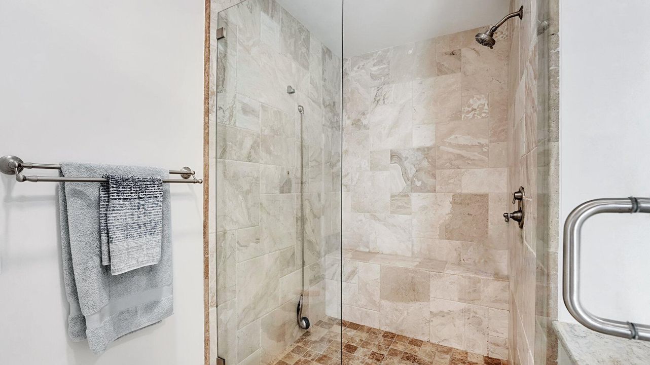 待售: $2,000,000 (3 贝兹, 2 浴室, 2070 平方英尺)