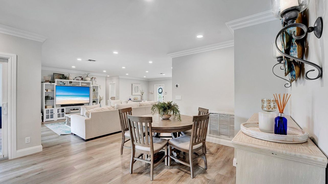 待售: $2,000,000 (3 贝兹, 2 浴室, 2070 平方英尺)