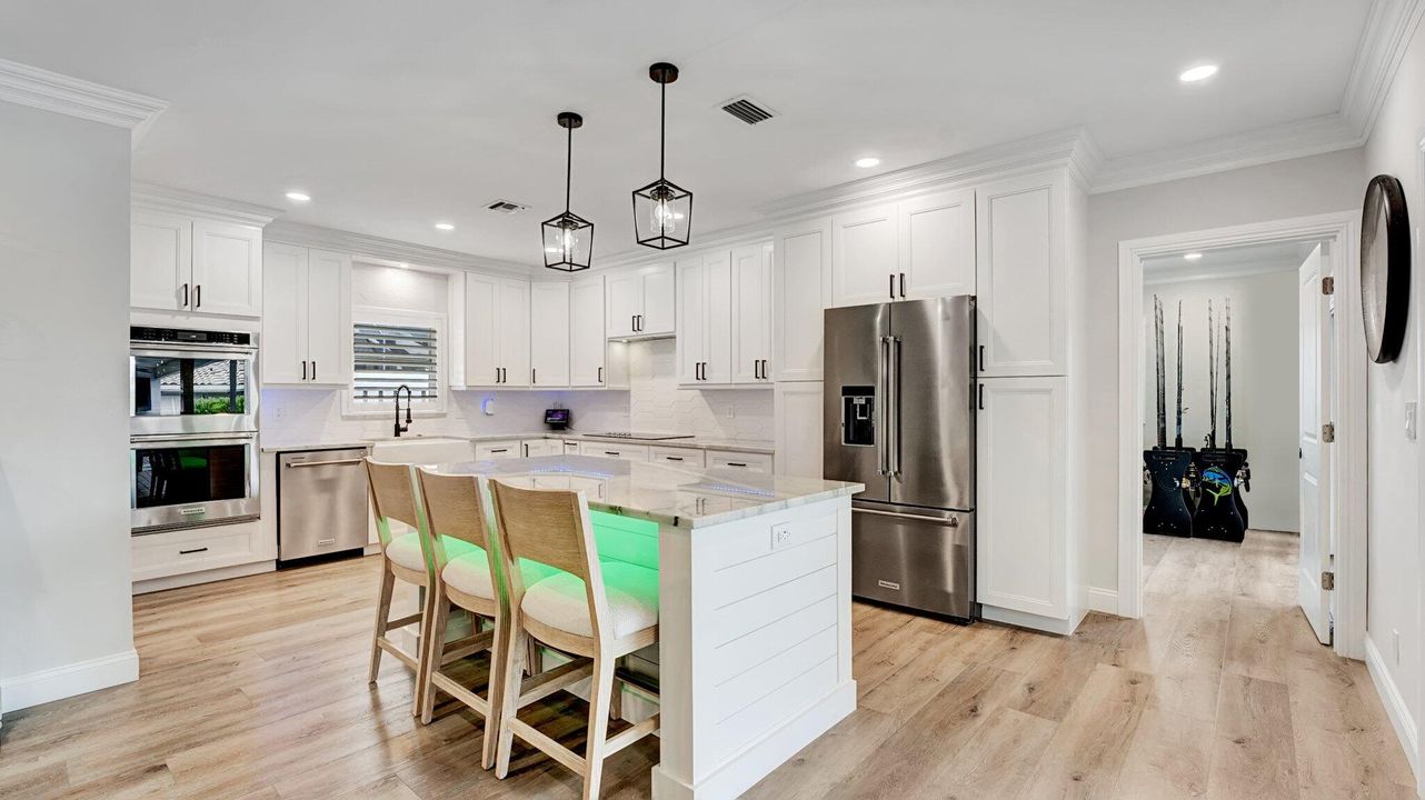 待售: $2,000,000 (3 贝兹, 2 浴室, 2070 平方英尺)