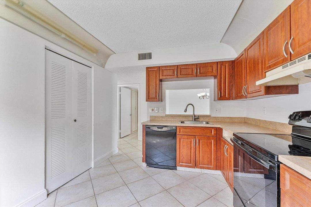 For Sale: $145,000 (2 beds, 2 baths, 900 Square Feet)