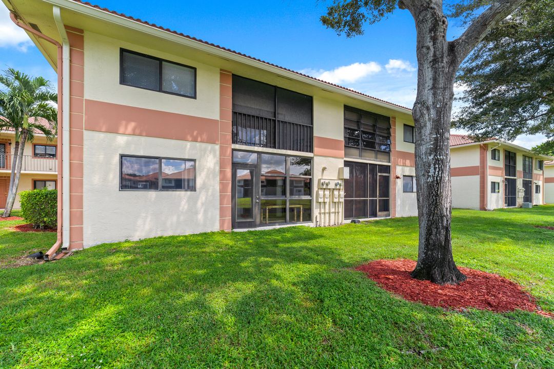 For Sale: $145,000 (2 beds, 2 baths, 900 Square Feet)