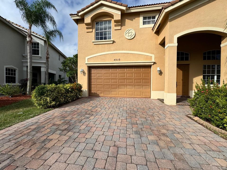 出租: $3,950 (4 贝兹, 2 浴室, 2649 平方英尺)