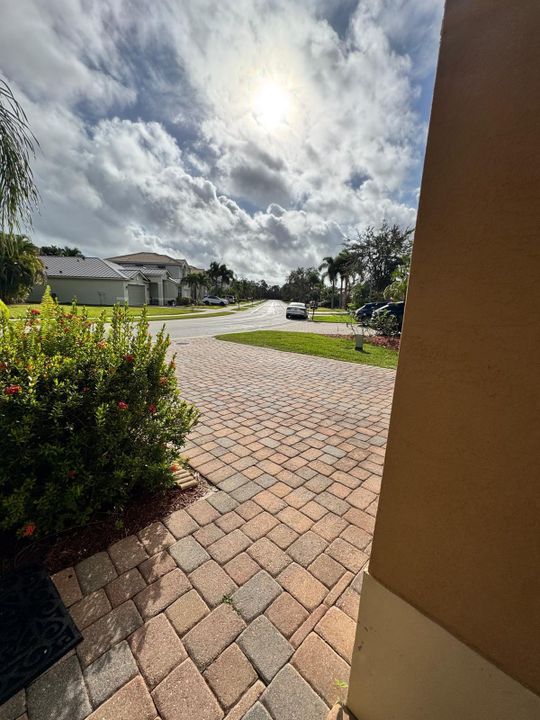 出租: $3,950 (4 贝兹, 2 浴室, 2649 平方英尺)