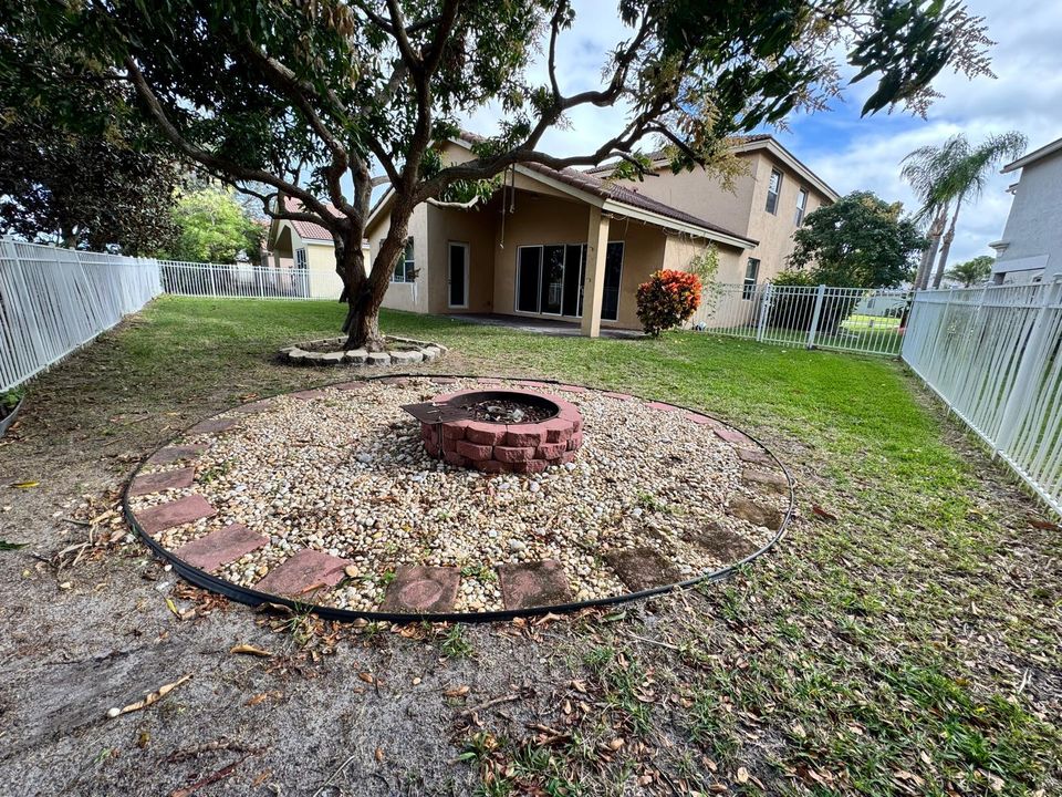 出租: $3,950 (4 贝兹, 2 浴室, 2649 平方英尺)