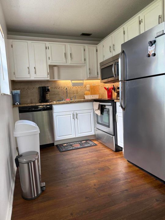 待售: $124,900 (1 贝兹, 1 浴室, 747 平方英尺)