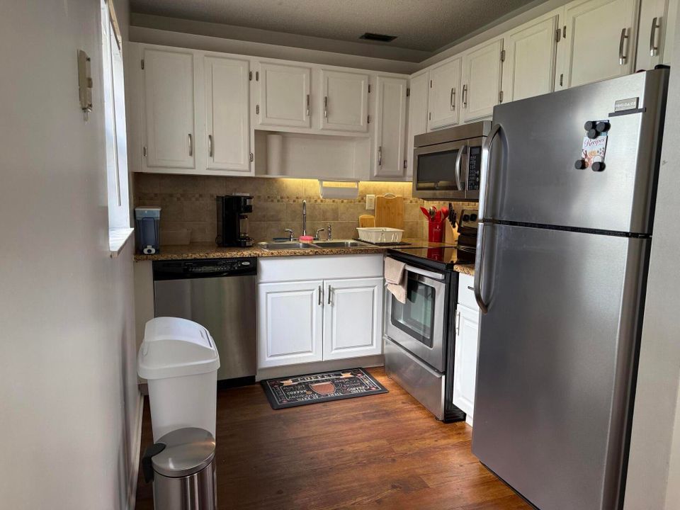 待售: $124,900 (1 贝兹, 1 浴室, 747 平方英尺)