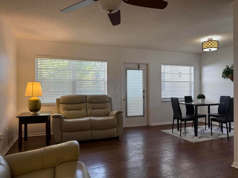 待售: $124,900 (1 贝兹, 1 浴室, 747 平方英尺)