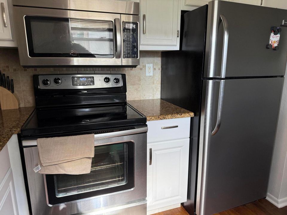 待售: $124,900 (1 贝兹, 1 浴室, 747 平方英尺)