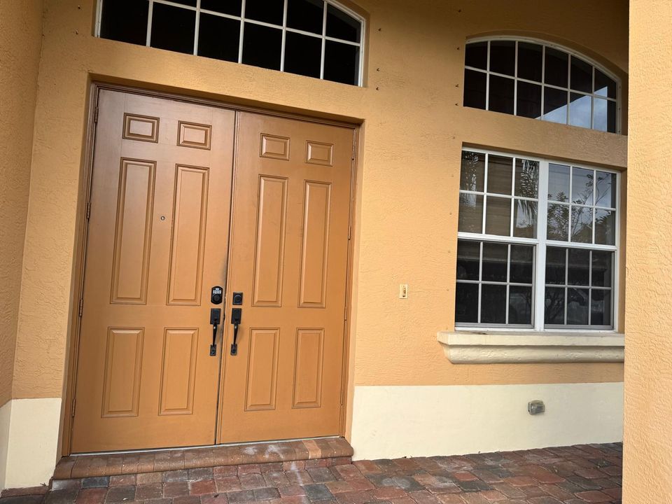 出租: $3,950 (4 贝兹, 2 浴室, 2649 平方英尺)